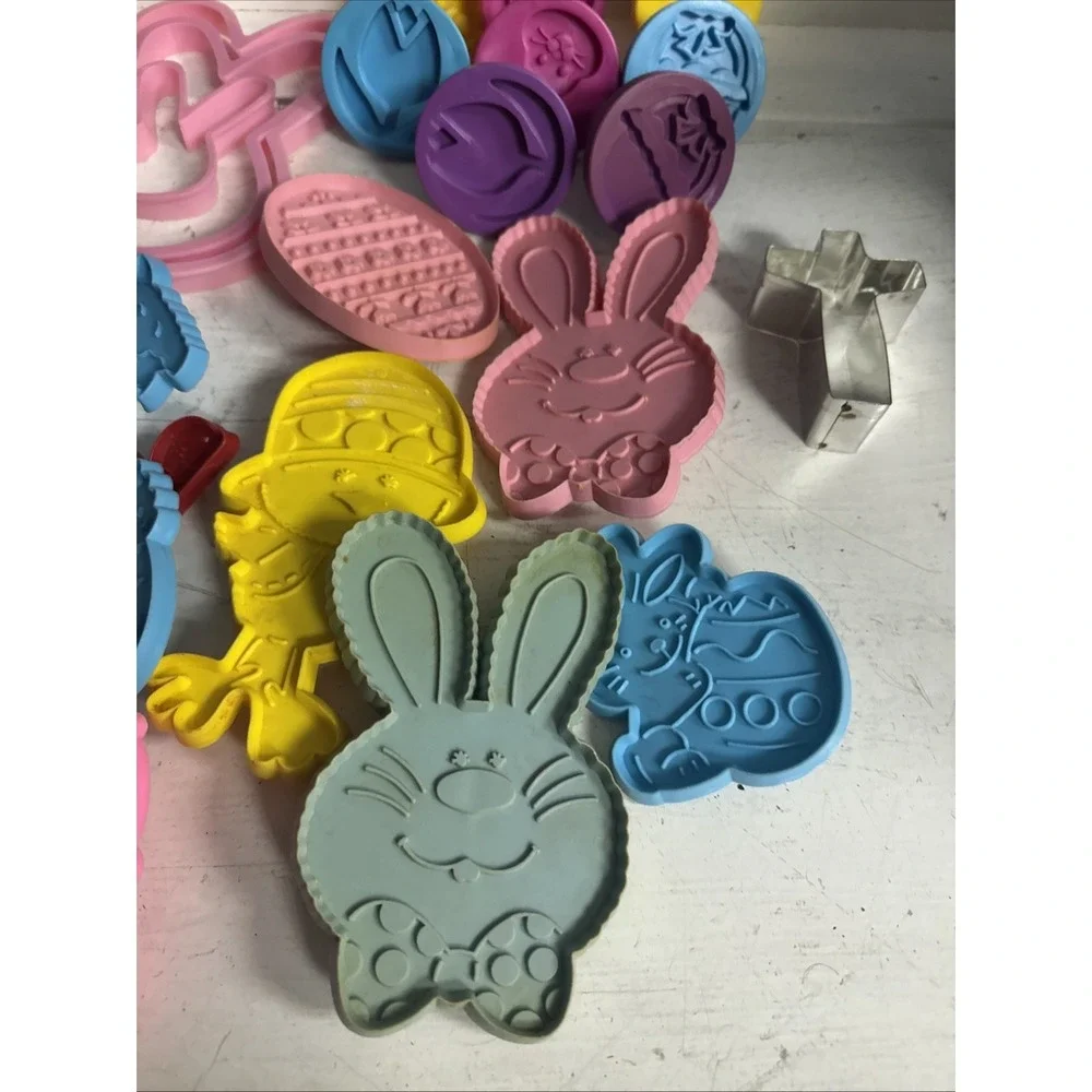 Huge Lot of‎ 33 Vintage Plastic Easter Cookie Cutters Stamps And Jello Mold